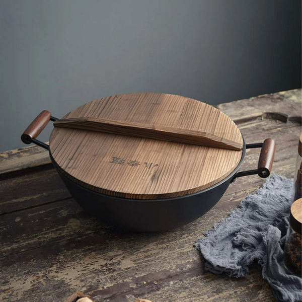 Wok en fonte avec couvercle et hanse en bois - TIKERA En bois La maison du wok